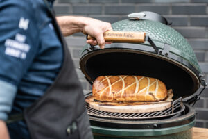 Ein Beef Wellington wird auf einem Big Green Egg Keramikgrill auf einem Pizzastein gebacken.