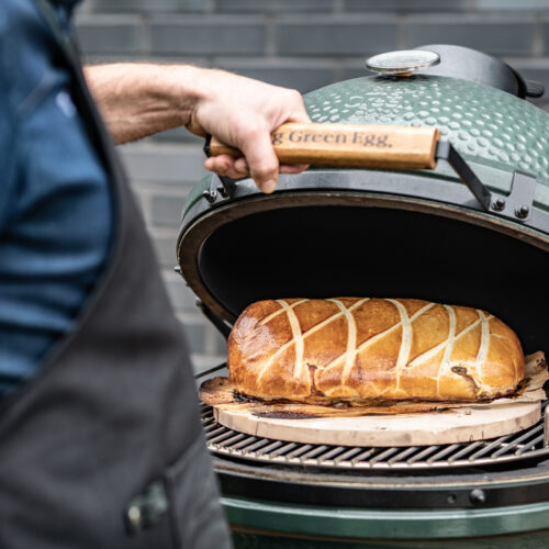 Ein Beef Wellington wird auf einem Big Green Egg Keramikgrill auf einem Pizzastein gebacken.