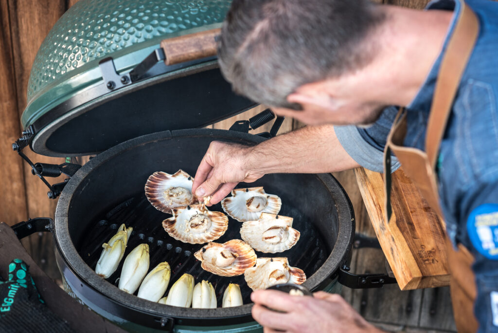 Grillmeister bereitet Jakobsmuscheln und Chicorée auf einem Big Green Egg zu.<br />
