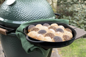 Frisch gebackenes Vollkorn-Zupfbrot mit Mohn, Sesam und Leinsamen in einer Gusseisenpfanne auf dem Big Green Egg.